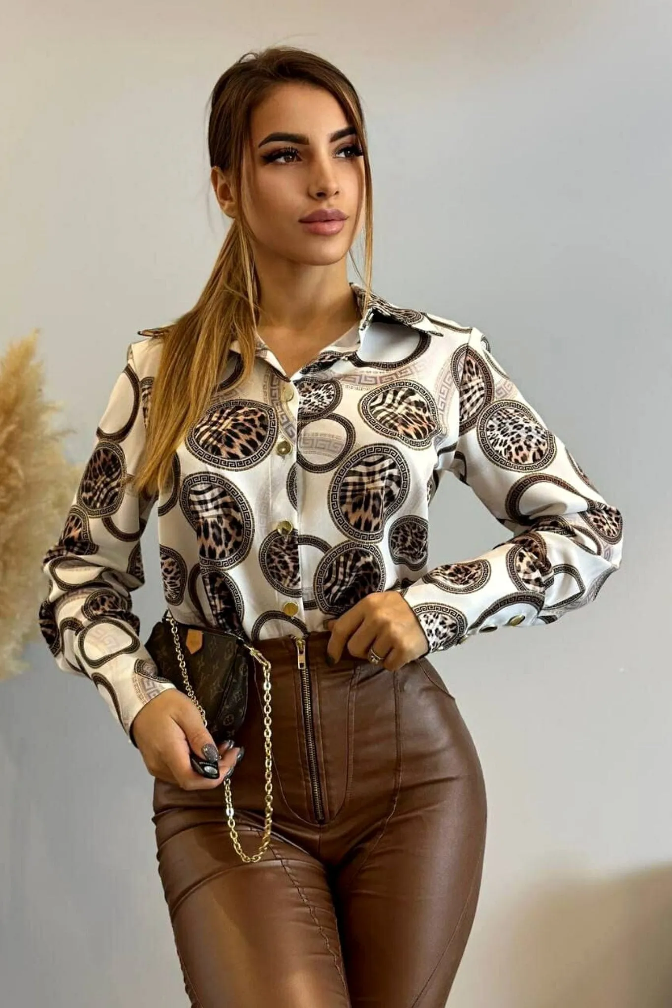 Camicia elegante bianca a stampa cerchi motivo fashion e leopardata