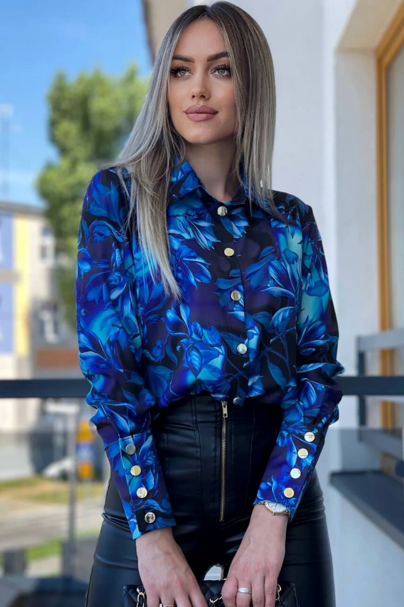 Camicia elegante blunotte a fantasia floreale blu con bottoni dorati