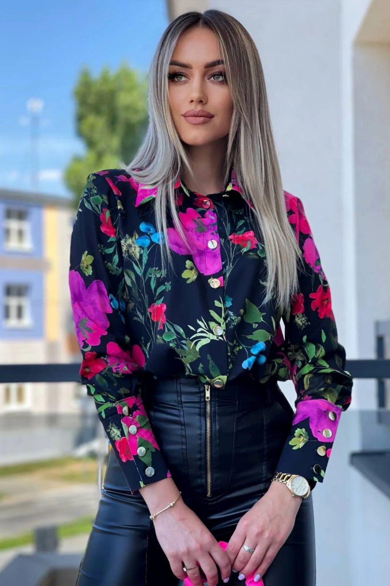 Camicia elegante nera a fantasia floreale multicolore con bottoni dorati