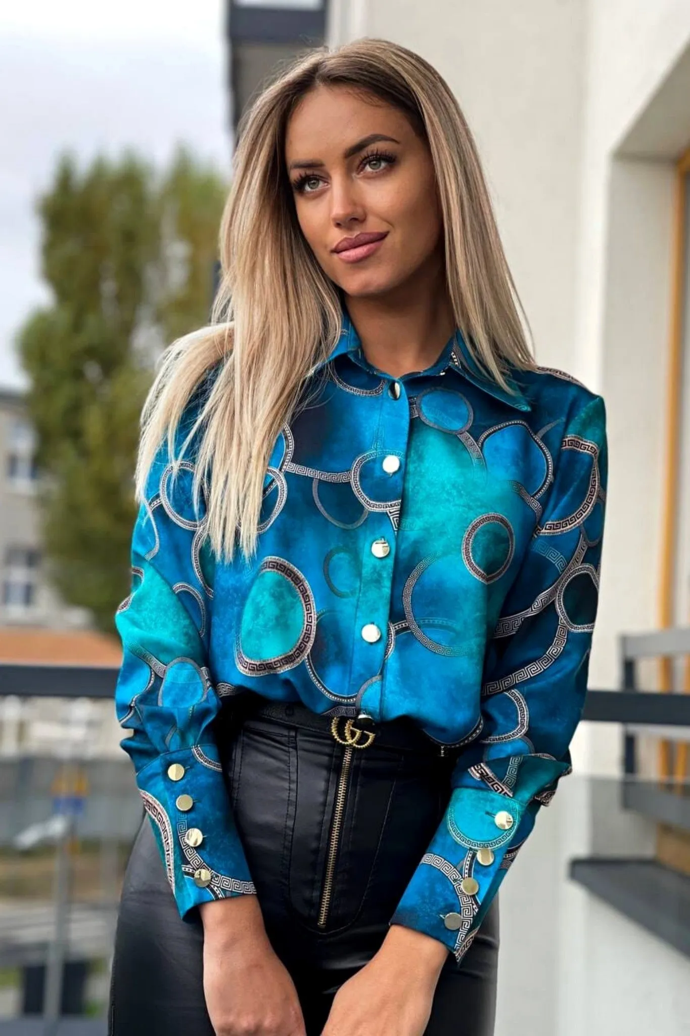 Camicia elegante tonalità blu a stampa cerchi e motivo fashion