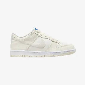 gradeschool nike dunk low se (sail/white)