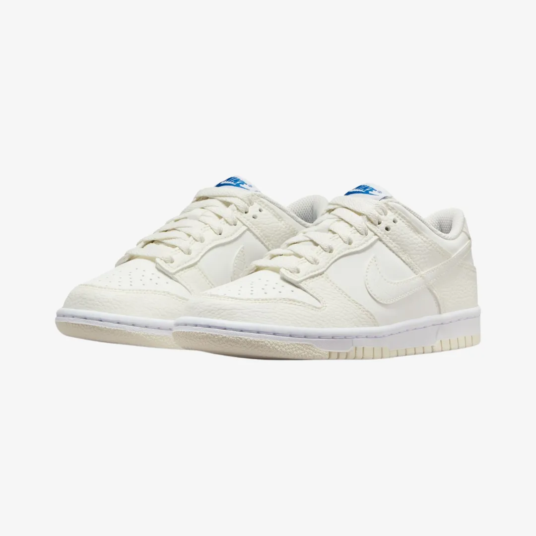 gradeschool nike dunk low se (sail/white)